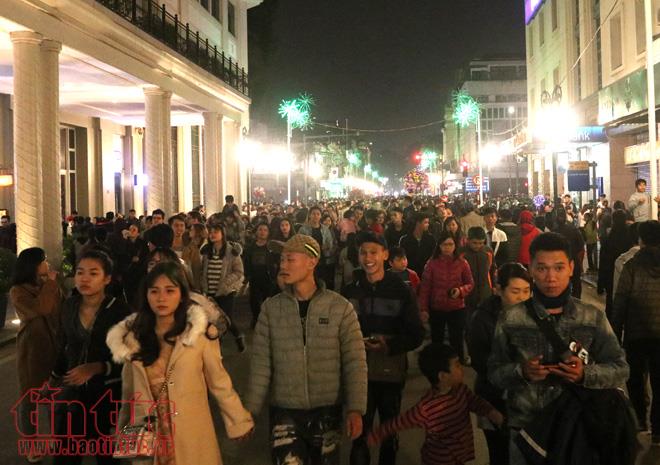 Người dân Hà Nội nô nức xuống đường đón chào năm mới ảnh 1